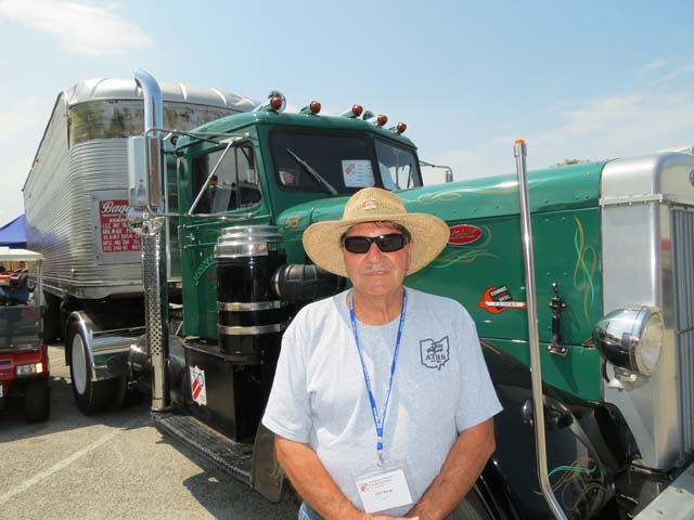 Don nos explica como en 1953 sólo se fabricaron 48 camiones Peterbilt para el mercado civil.